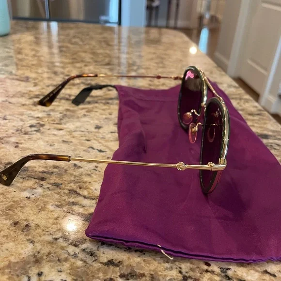 Gucci Sunglasses with Red and Green Accents - Picture 4 of 4